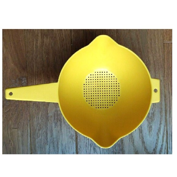 Tupperware Yellow LARGE 2 qt SIZE Double Spout Strainer Colander 1523 - Picture 3 of 3